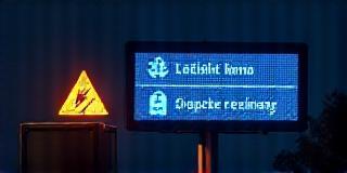 Warnsymbol auf digitaler Straßenanzeige