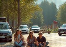 Familie an einer Raststation in Österreich
