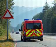 Warnschild und Servicefahrzeug auf Österreichs Straße